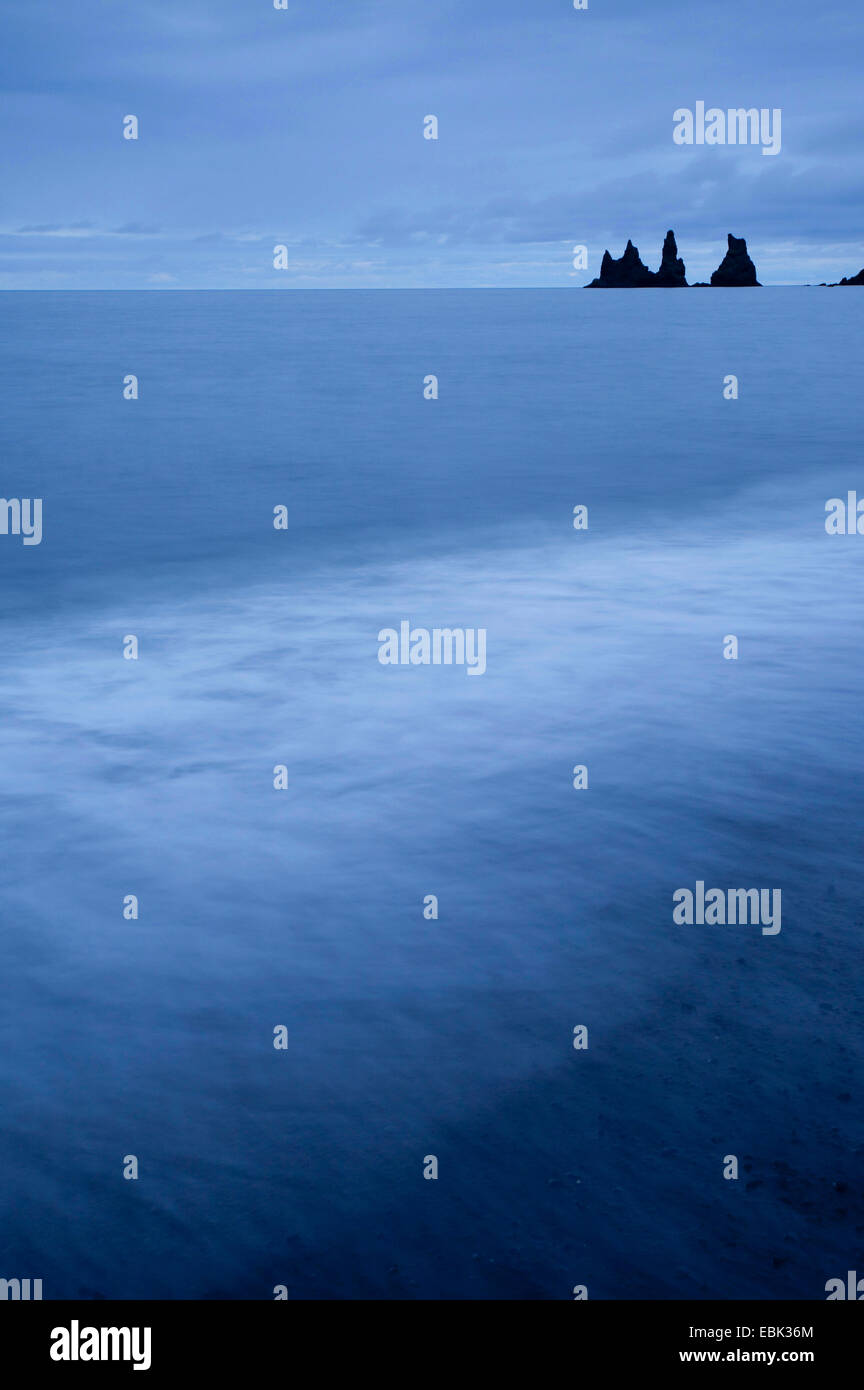 Meer-Stacks in der Abenddämmerung, Island, Reynisdrangar Stockfoto