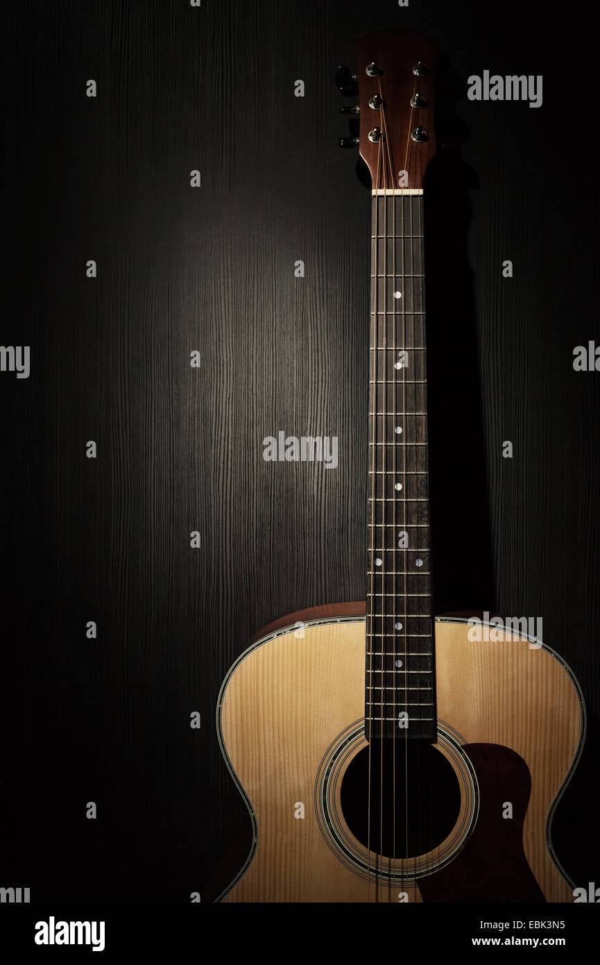 Akustische Gitarre im Dunkeln Stockfoto