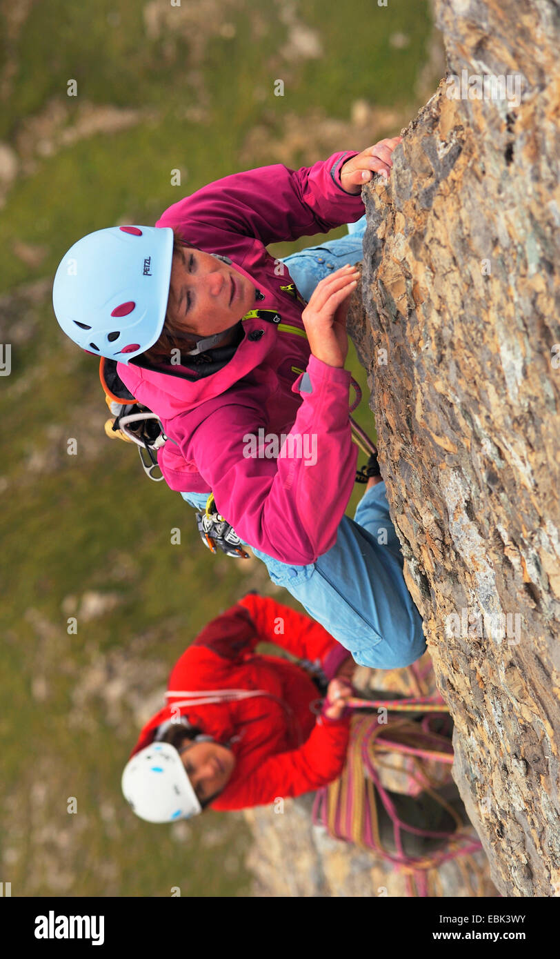 zwei Frauen in Pierra Menta Berg klettern Frankreich Stockfoto
