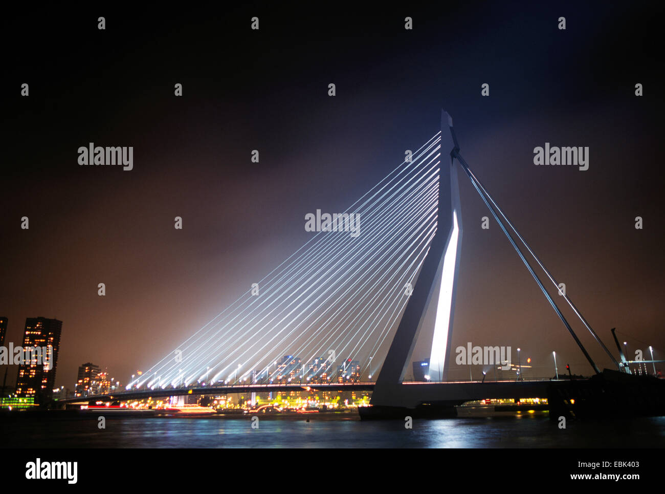 Bei Nacht die Erasmusbrücke in Rotterdam, Niederlande Stockfoto