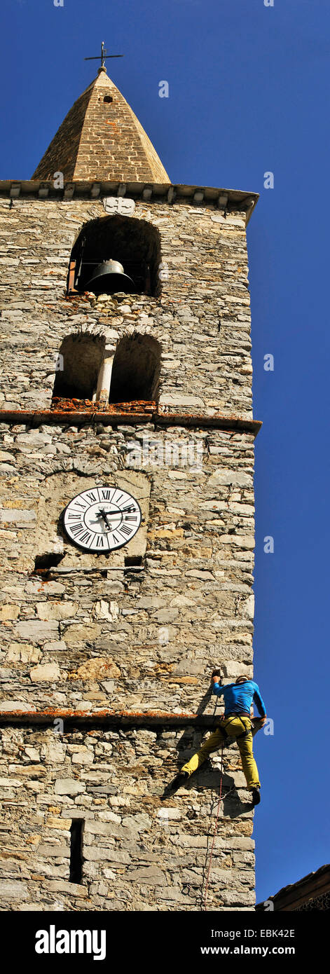 Man Klettern auf den Kirchturm während der Führung fest, Frankreich, Savoie, Val d IsÞre Stockfoto