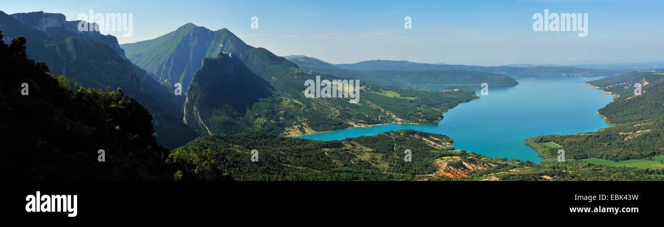 Panoramablick über die Gorges du Verdon (links) und See von Sainte-Croix im Naturpark Verdon, Frankreich, Alpes-de-Haute-Provence Stockfoto