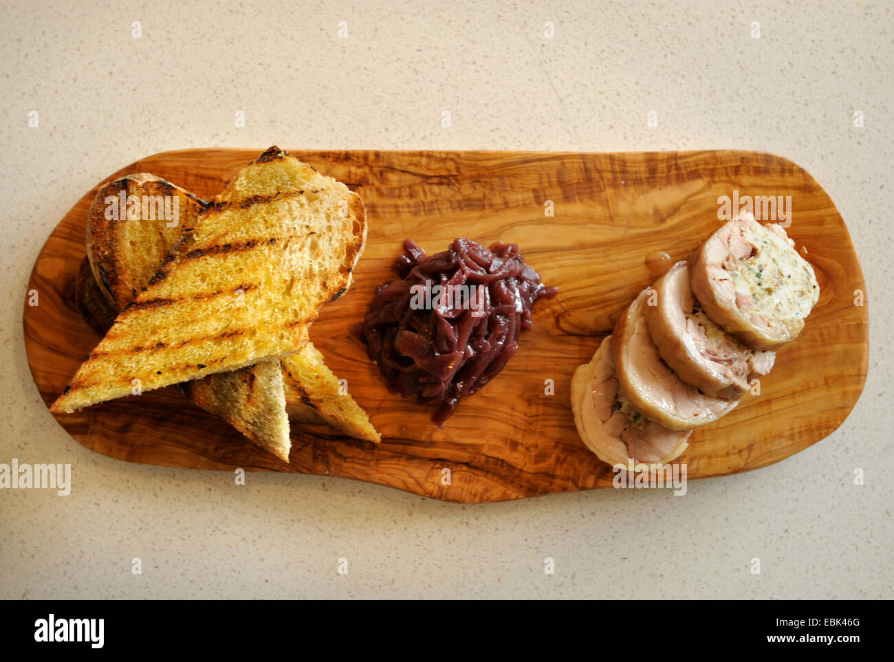 Ballotine von Huhn mit Rotkohl Stockfoto