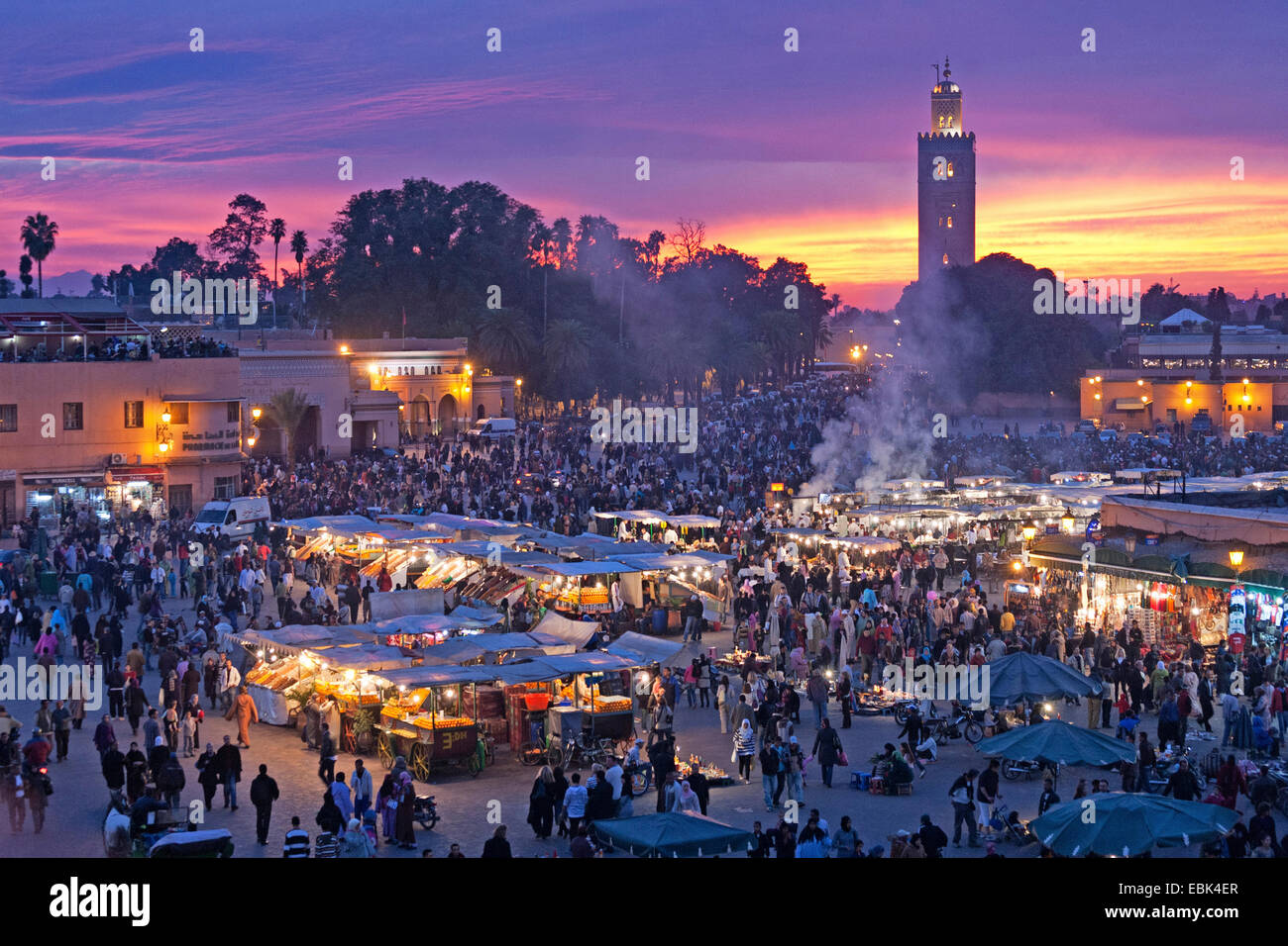 Marktplatz Djemaa el Fna in den Abend, Marokko, Marrakesch Stockfoto