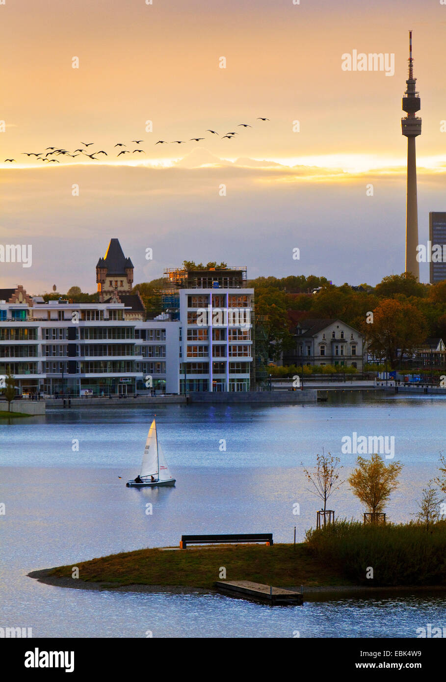 Segelboot auf Phoenix See vor der Hoerder Burg und der Fernsehturm Florian bei Sonnenuntergang, Dortmund, Ruhrgebiet, Nordrhein-Westfalen, Deutschland Stockfoto