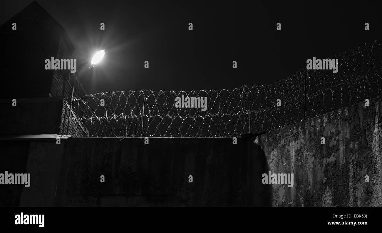 Gefängnismauer, alten Gefängnis Zaun in der Nacht. Stockfoto