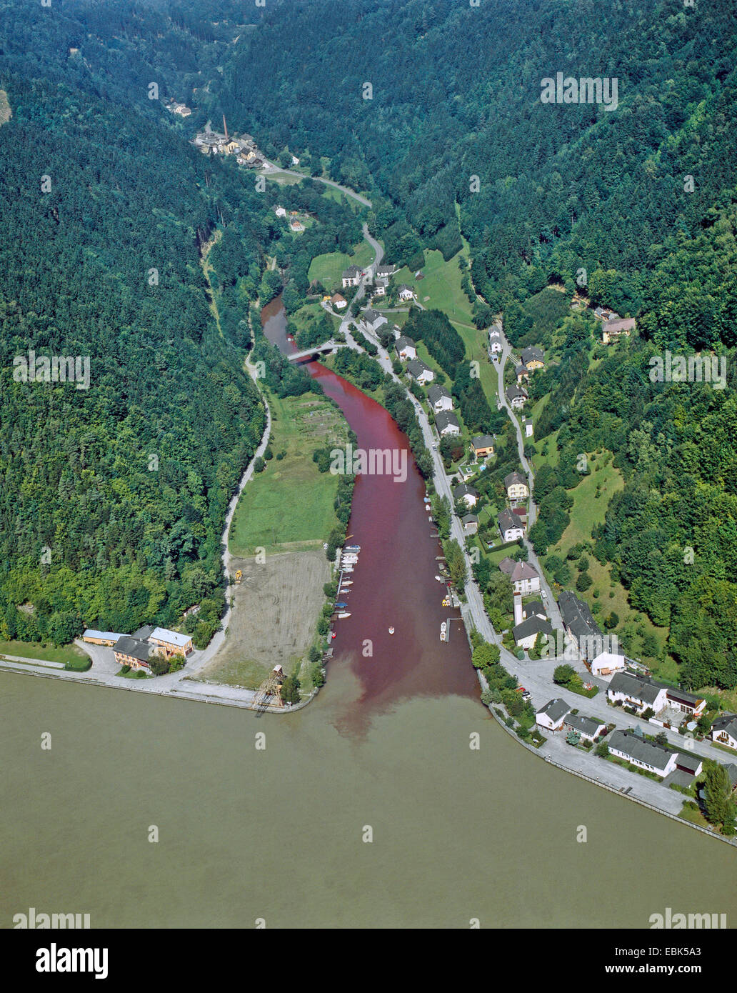 Luftbild zur Mündung des Flusses Kleine Muehl in Donau, Österreich Stockfoto