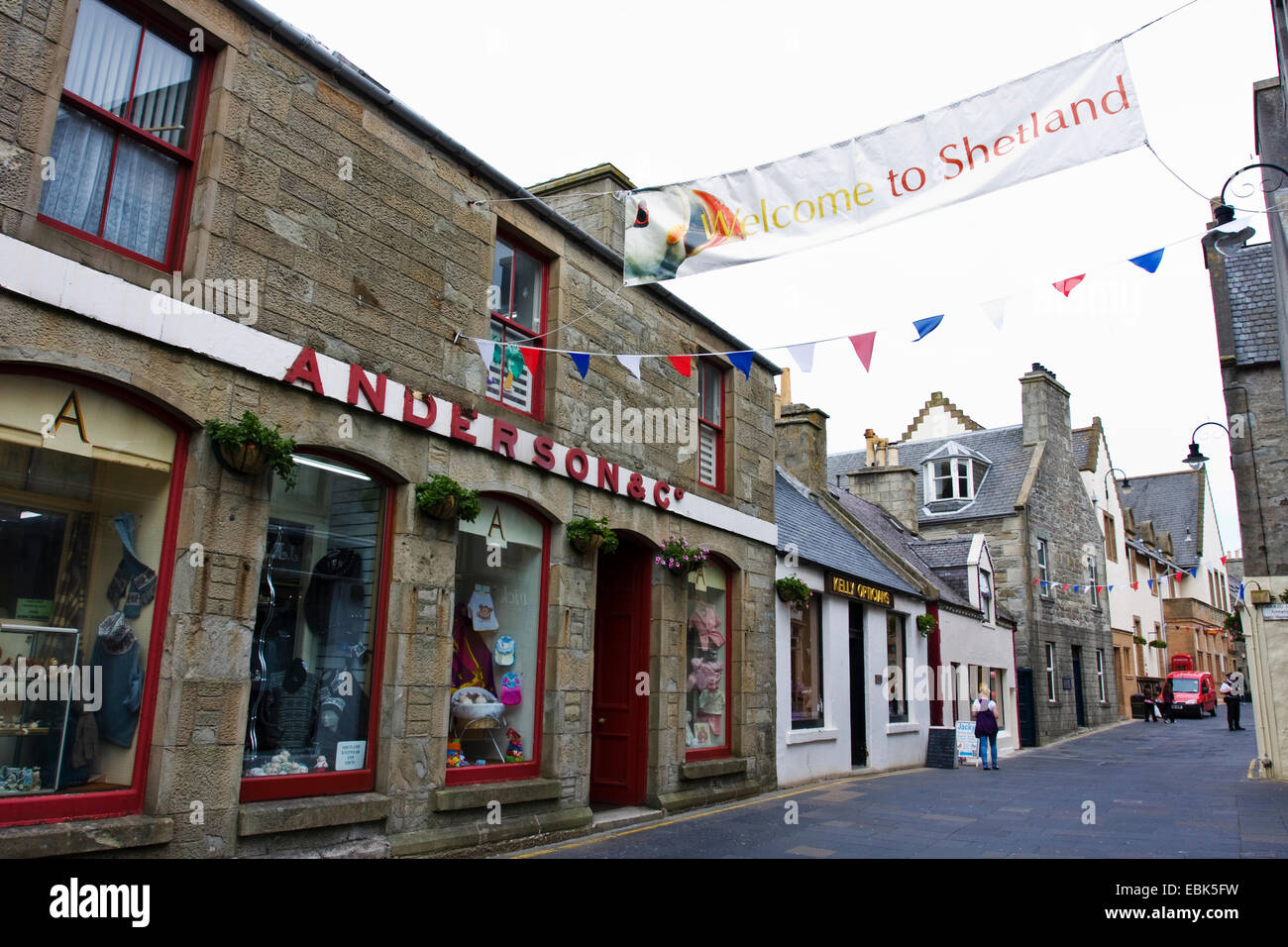 Straße in Lewick mit Fahne "Willkommen in Shetland", Vereinigtes Königreich, Schottland, Shetland-Inseln Stockfoto