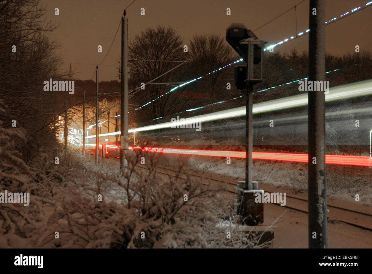 Funken bei frostigen overhaed Fahrleitungen, Deutschland, Nordrhein-Westfalen Stockfoto