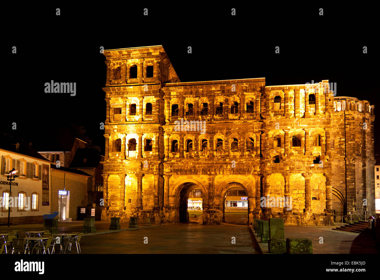 die Porta Nigra in nächtlichen Beleuchtung, Deutschland,  Rheinland-Pfaelzisch, Trier Stockfotografie - Alamy