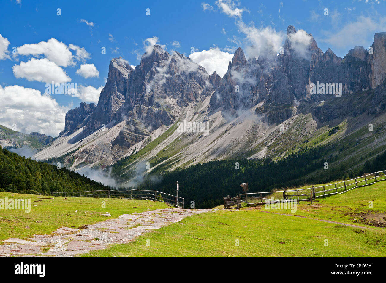 Weg entlang der Geislergruppe, Gruppo Delle Geisler, Italien, Südtirol, Dolomiten Stockfoto