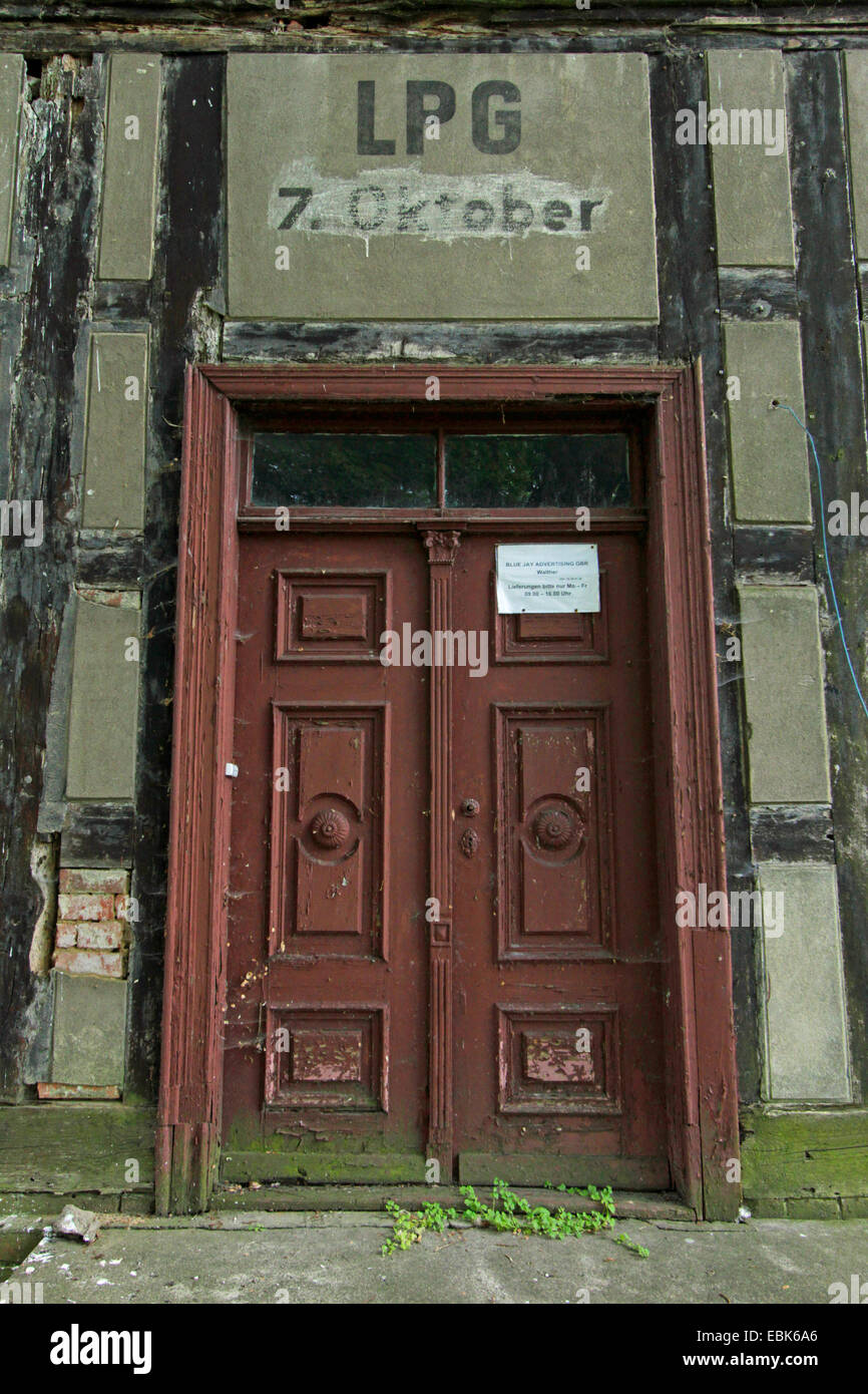 Eingangstür, der ehemalige LPG, 7. Oktober, Deutschland, Brandenburg, Altlewin Stockfoto