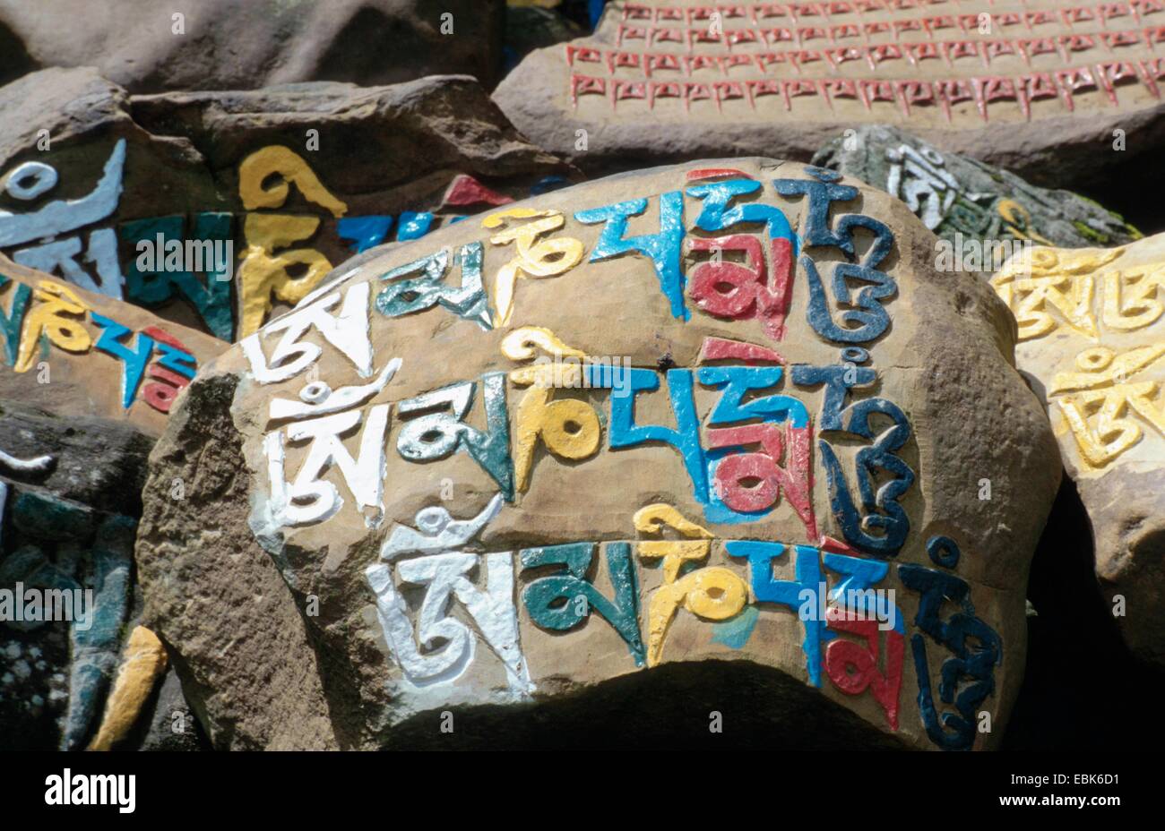 Detail der Mani Stein, Mani, die Stones beschrifteten Steinplatten im tibetischen Kulturraum mit heiligen Schriften (vor allem mit Gebete) sind die von den Pilgern im Bereich der Orte der Anbetung, Nepal links Stockfoto