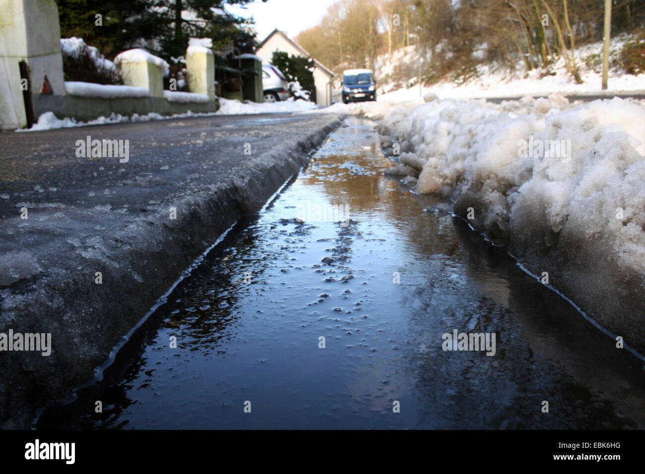 Schneeschmelze an einer Straße Grenze Deutschland, North Rhine-Westphalia Stockfoto