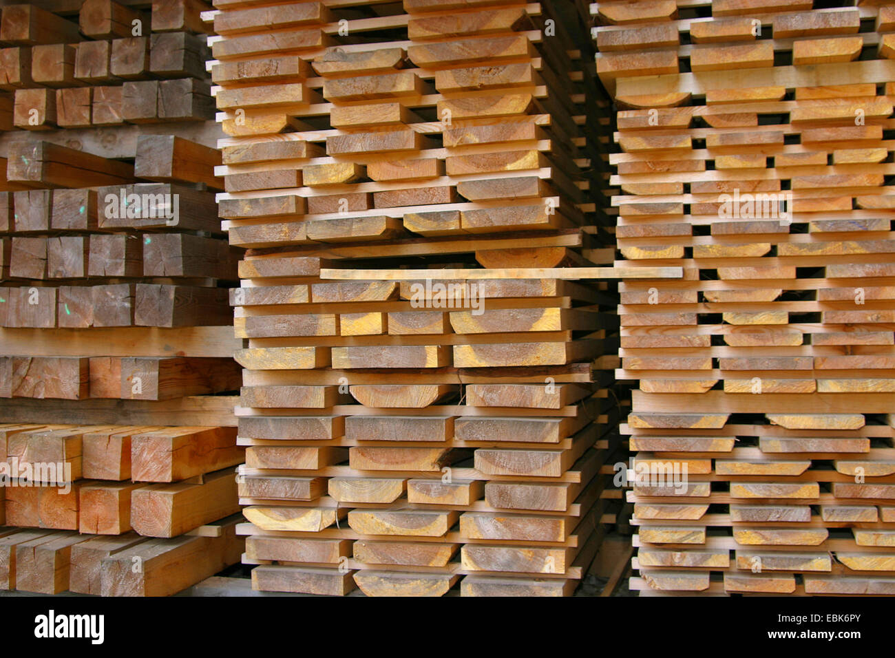 Holzbretter Stucked in einer Säge-Mühle, Deutschland, Niedersachsen Stockfoto