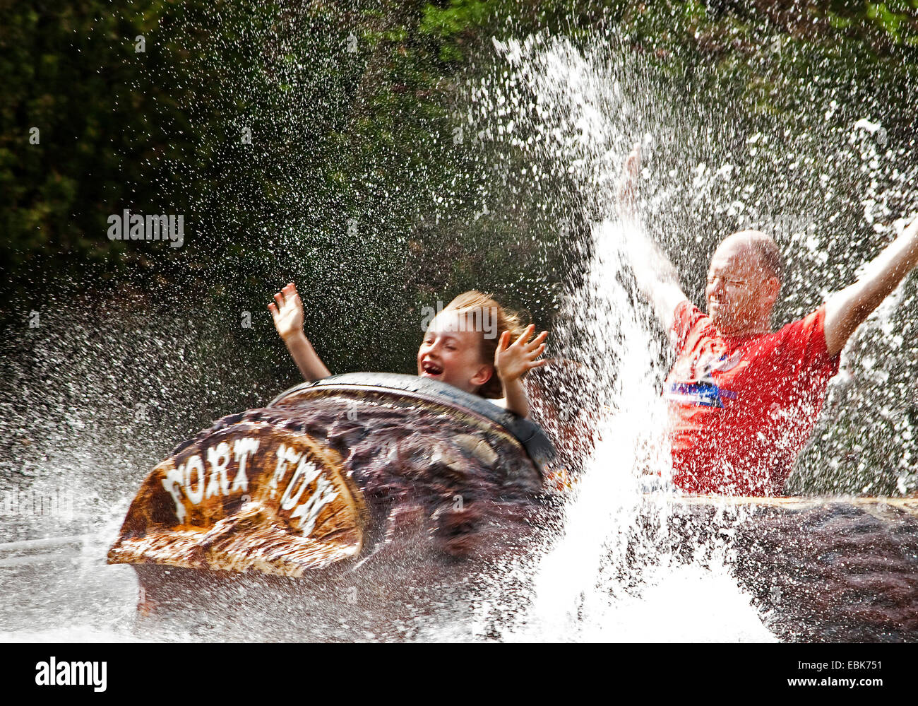 Vater und Tochter in der Wildwasserbahn, Deutschland, Nordrhein-Westfalen, Sauerland, Bestwig Stockfoto