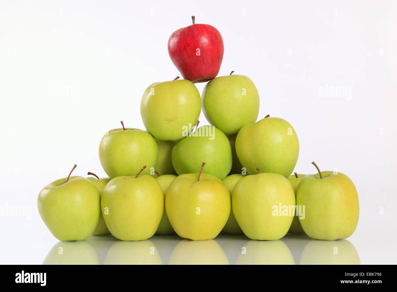 Apfel (Malus Domestica), Pyramide von grünen Äpfeln, an der Spitze rot Stockfoto