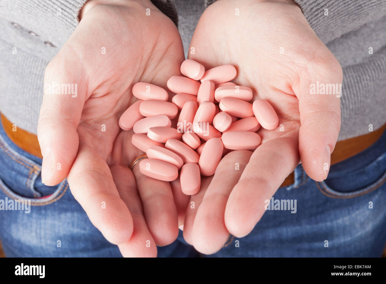 viele Pillen in den Händen. Medizin-Konzept Stockfoto