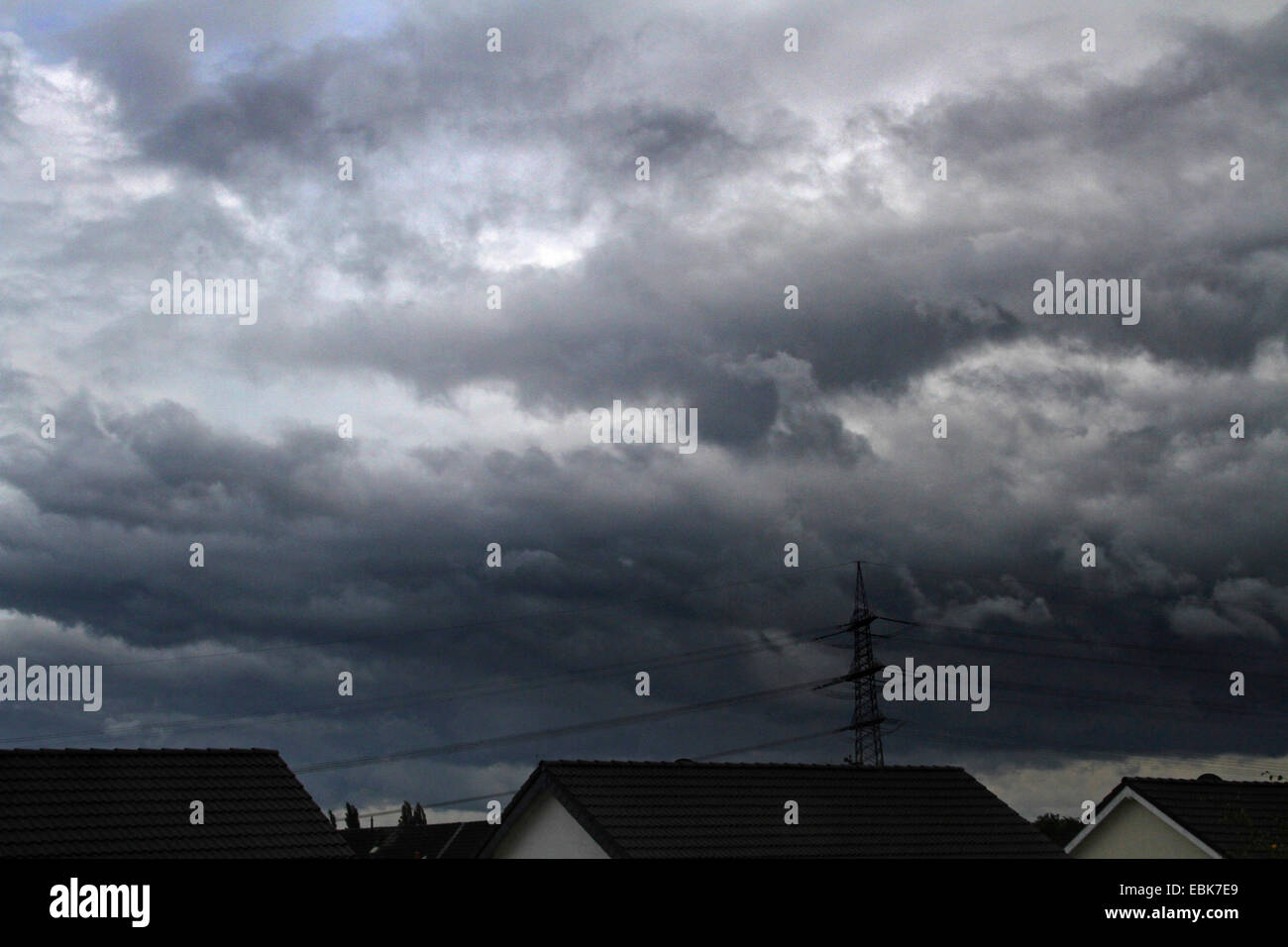 dunkle Regenwolken über den Dächern, Deutschland Stockfoto