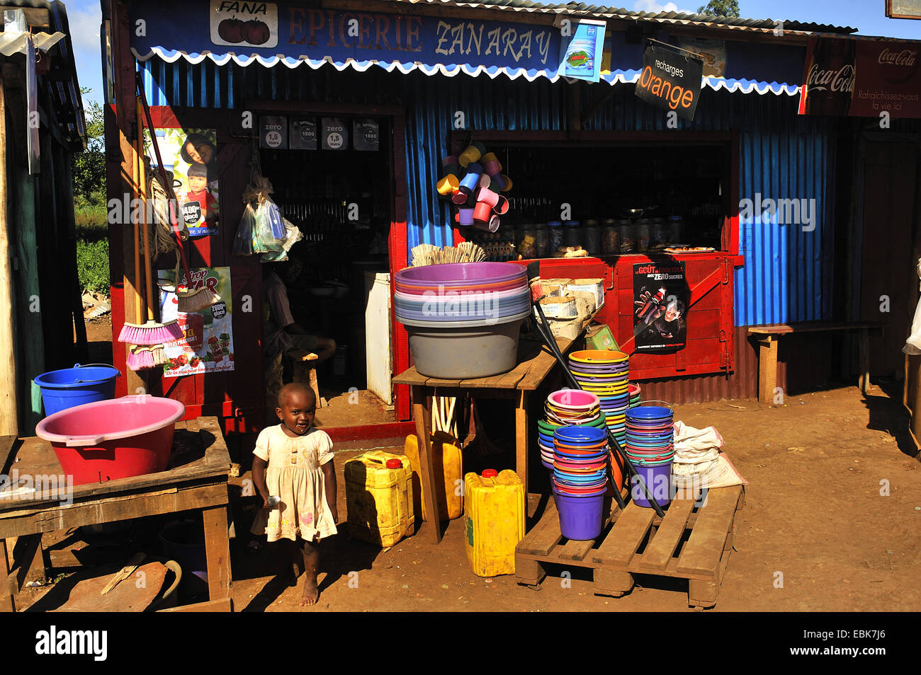 Kunststoff-Eimer und Gerichte vor einem Geschäft, Madagaskar, Antsiranana, Diego Suarez Stockfoto