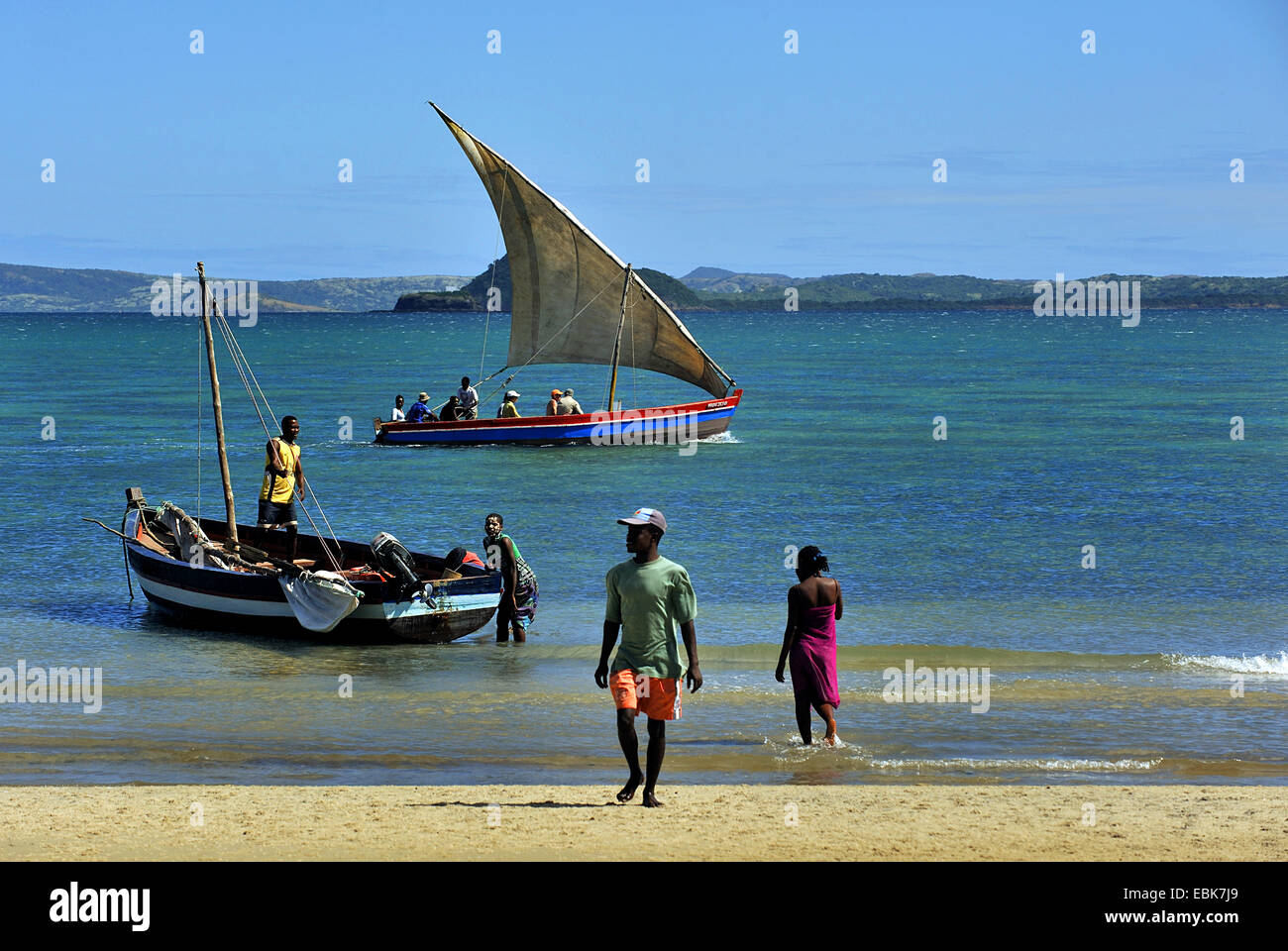 zwei Boote am Meer nahe dem Strand, Madagaskar, Antsiranana, Diego Suarez Stockfoto