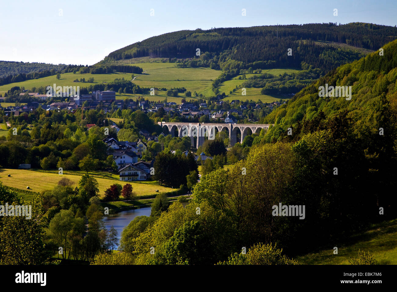 Panoramablick auf das Städtchen mit dem Viadukt in die Hügellandschaft im Frühjahr, Willingen, Sauerland, Hessen, Deutschland Stockfoto