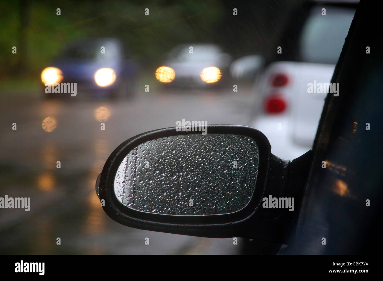 Regentropfen auf Außenspiegel Stockfoto
