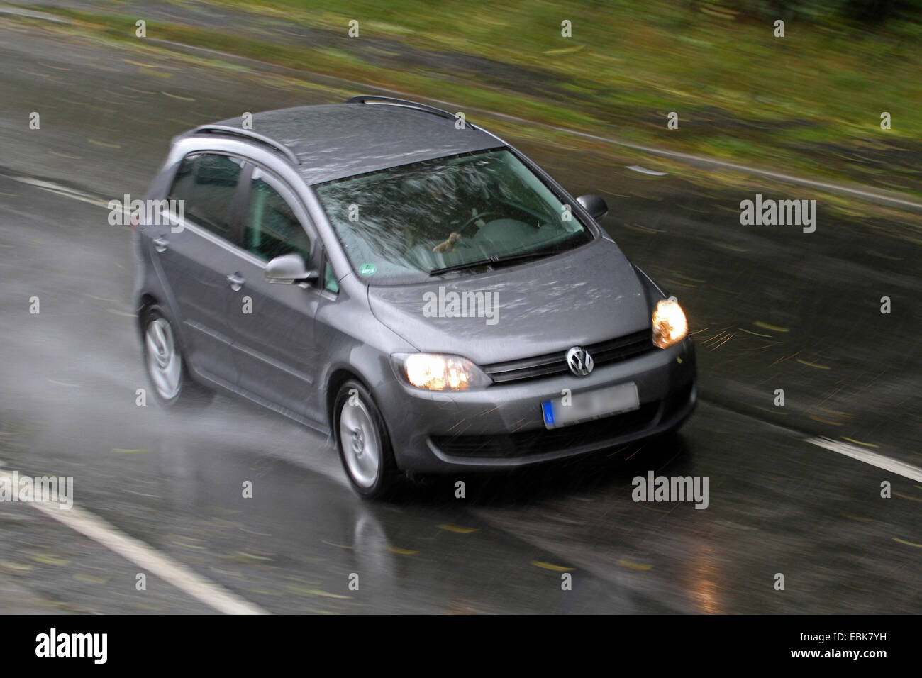 Auto auf verregnete Straße, Deutschland Stockfoto