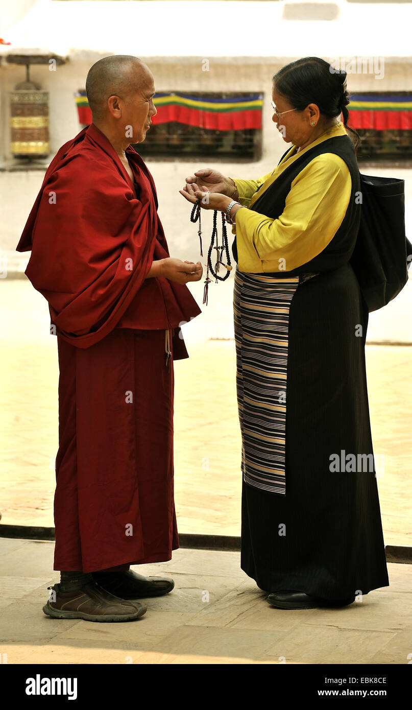 Mönch und Gläubige Buddhisten Frau treffen bei der Stupa Bouddhanath, eine der heiligsten buddhistischen Stätten des Landes, Nepal, Bodnath, Kathmandu Stockfoto