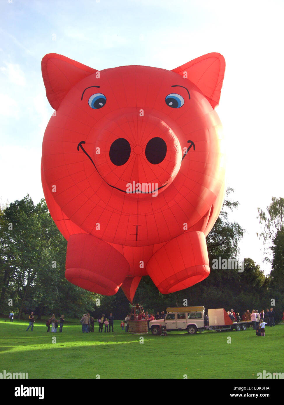 Schwein geformt Heißluft-Ballon abheben, Deutschland Stockfoto