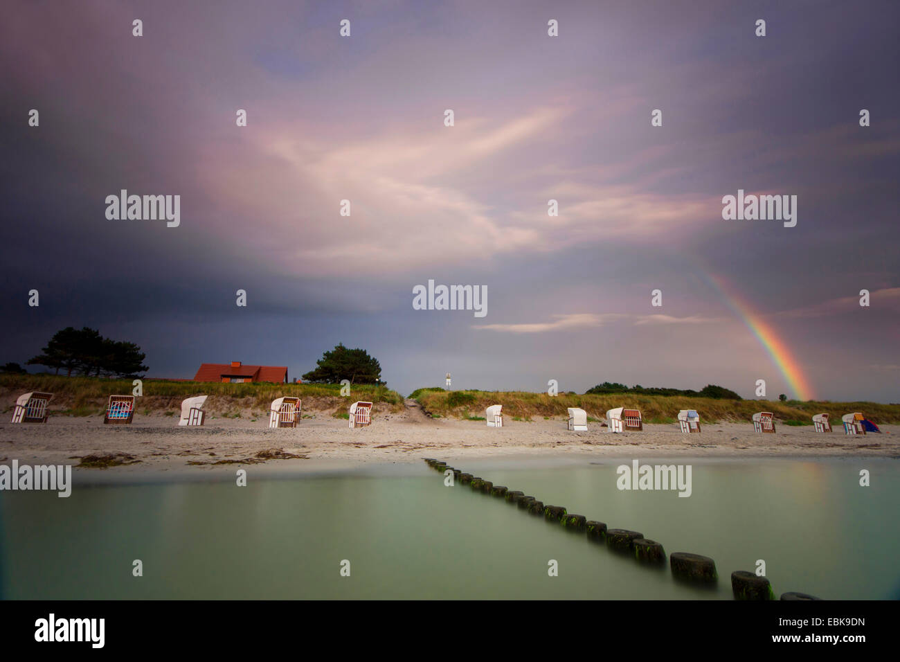 Verlassener Strand in Vitte bei Gewitter und Regenbogen, Vitte, Hiddensee, Mecklenburg-Vorpommern, Deutschland Stockfoto