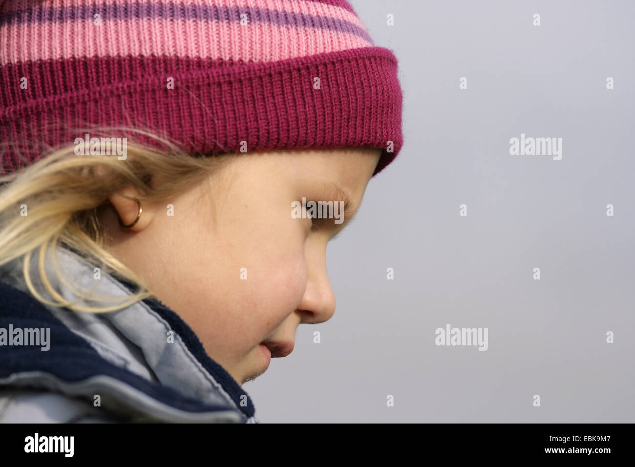 Porträt von einem kleinen Mädchen mit Wollmütze Stockfoto