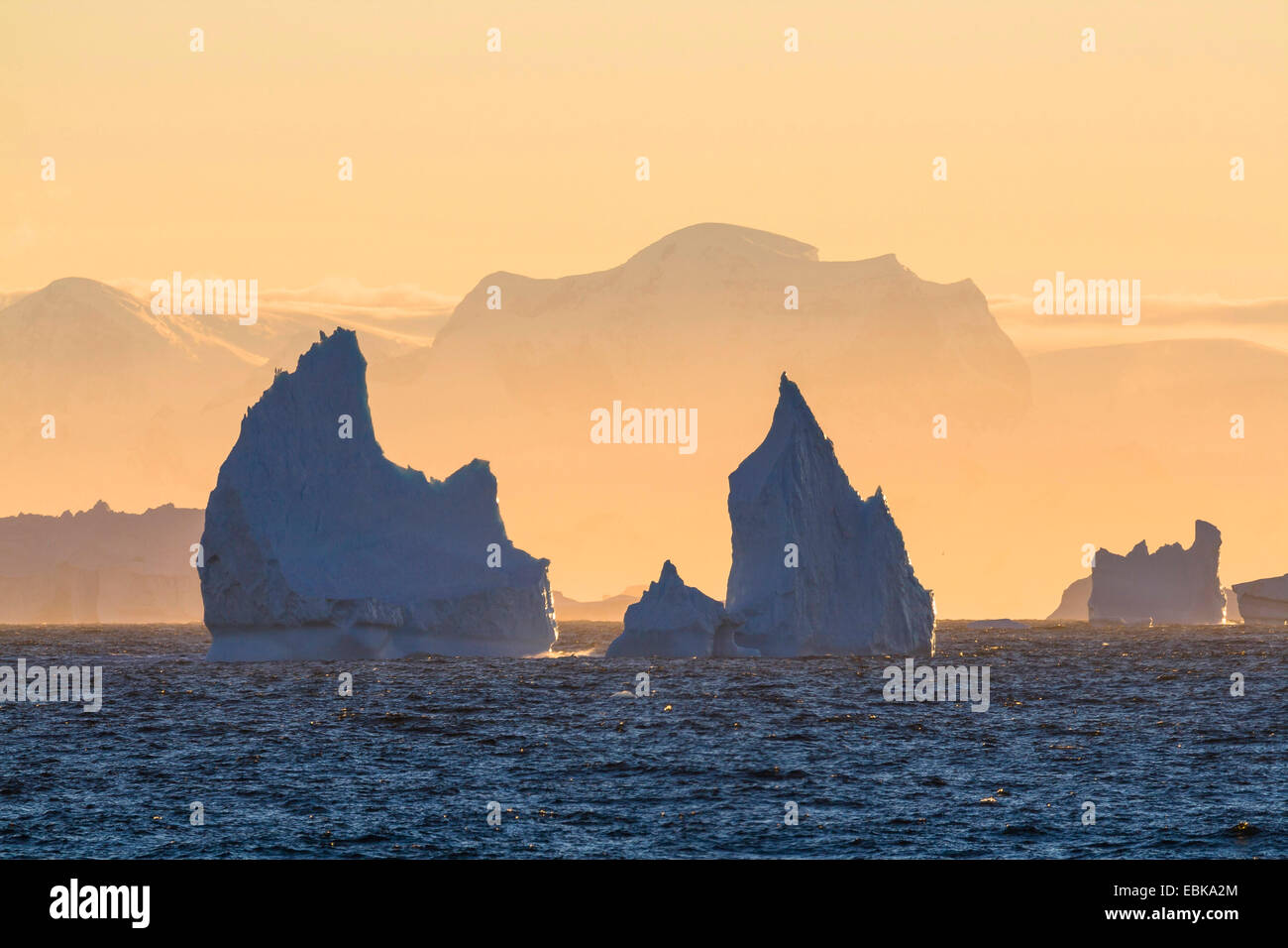 Eisberg bei Sonnenaufgang, Antarktis Stockfoto