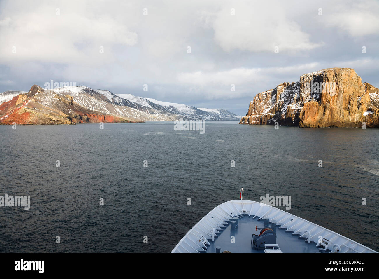 Blick vom Kreuzfahrt auf Deception Island, Antarktis, Süd-Shetland-Inseln Stockfoto