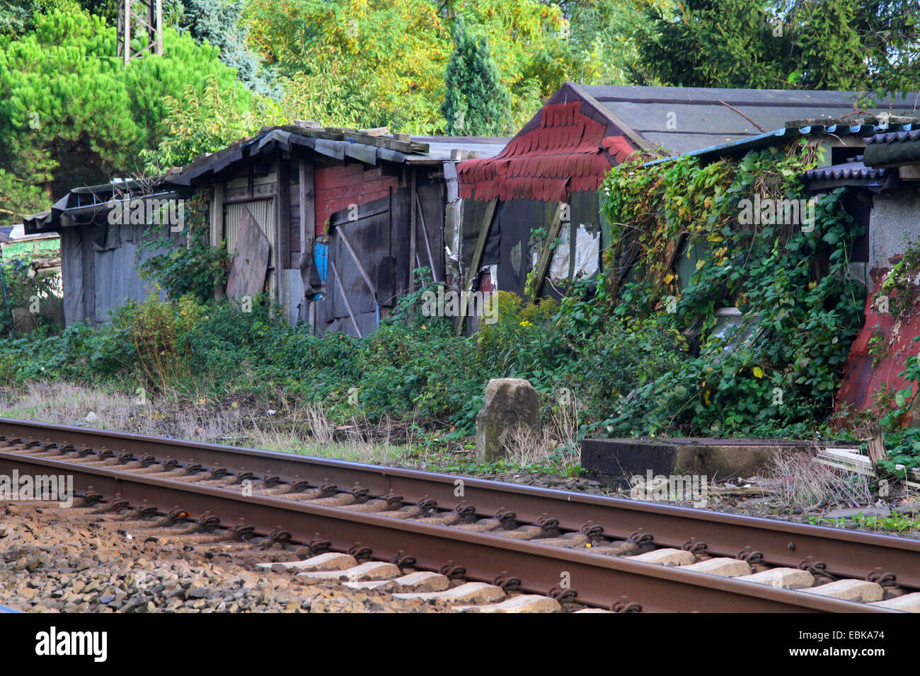 verfallene Hütten einen Schrebergarten direkt neben einem Railtrack, Deutschland Stockfoto