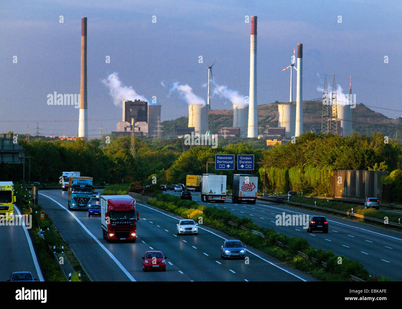 der Verkehr auf der Autobahn A2 und Kohle-Kraftwerk Scholven, Deutschland, Nordrhein-Westfalen, Ruhrgebiet, Gelsenkirchen Stockfoto