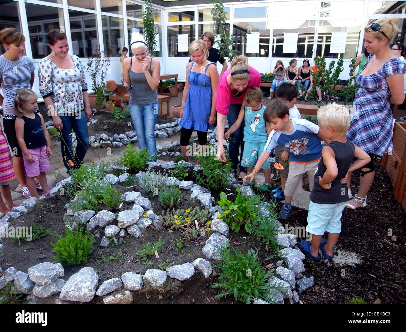 Mütter mit Kindern im Kräutergarten, Deutschland Stockfotografie Alamy