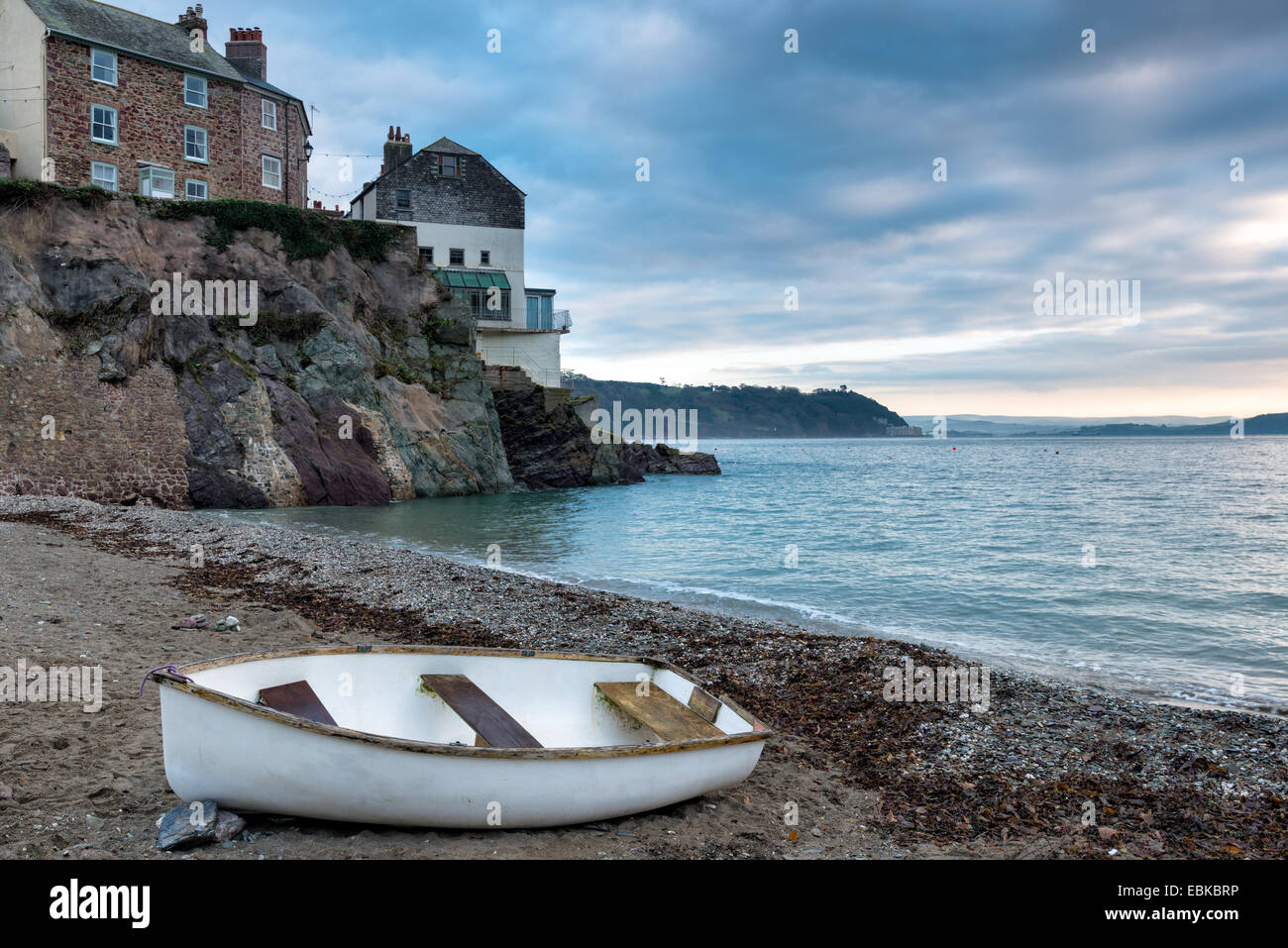 Kleines Fischerboot am Strand von Cawsand an der Küste von Cornwall Stockfoto