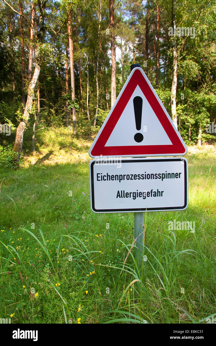 Eiche Eichenprozessionsspinner (Thaumetopoea Processionea), melden Sie an einem Wald Rand Warnung gegen Allergie, verursacht durch die Motten befallen, die im Wald, Deutschland Stockfoto