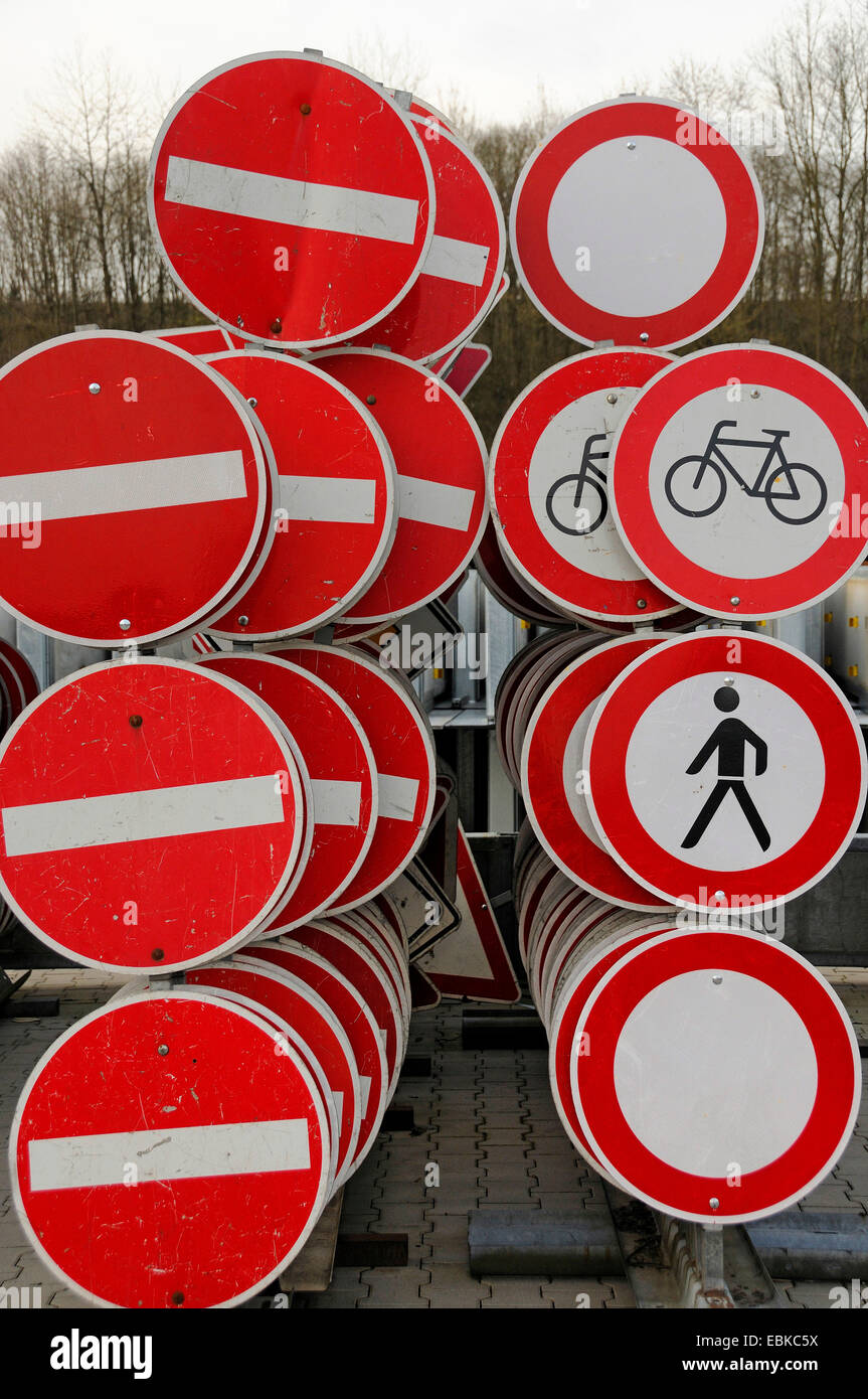 verschiedene Verkehrszeichen bei einer Sammelstelle, Deutschland Stockfoto