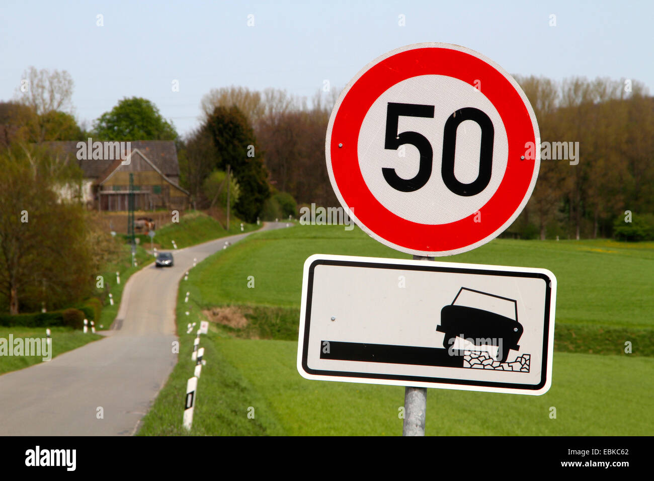 regulatorischen Zeichen "Geschwindigkeit 50 km/h zu begrenzen" und Richtungsanzeiger "halten Sie vom Rande!" auf einer Landstraße, Deutschland, NRW, Donnenberg Bei Velbert-Neviges Stockfoto