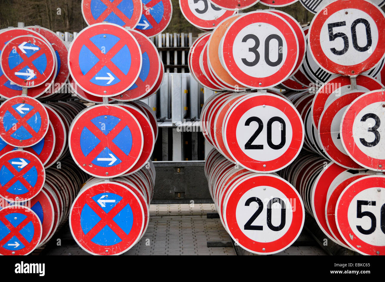 verschiedene Verkehrszeichen bei einer Sammelstelle, Deutschland Stockfoto