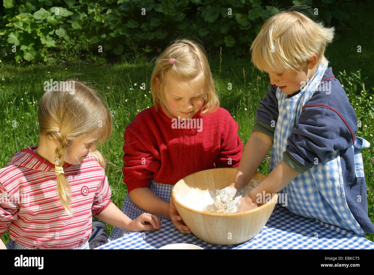 Kinder backen fürchten Obst Brötchen aus Brotteig und Himbeeren, Deutschland Stockfoto