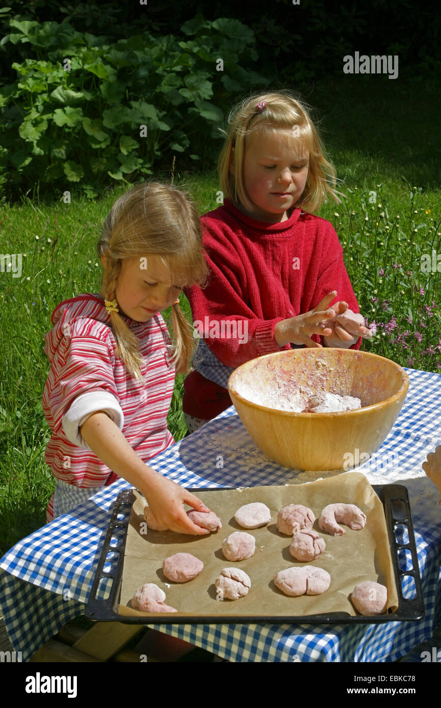Kinder backen fürchten Obst Brötchen aus Brotteig und Himbeeren, Deutschland Stockfoto