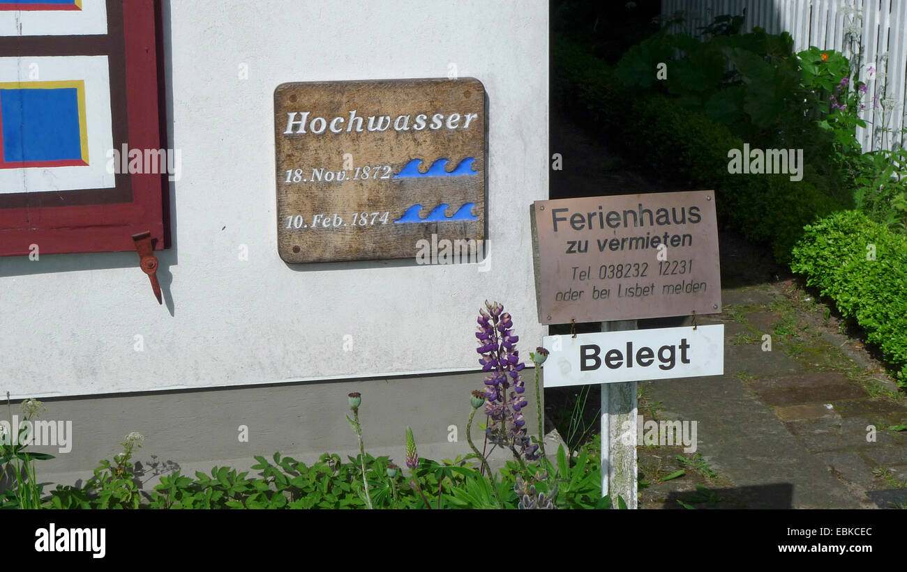 Teller zeigt historische Hochwasser an der Fassade des a, Deutschland, Mecklenburg-Vorpommern, Zingst Stockfoto