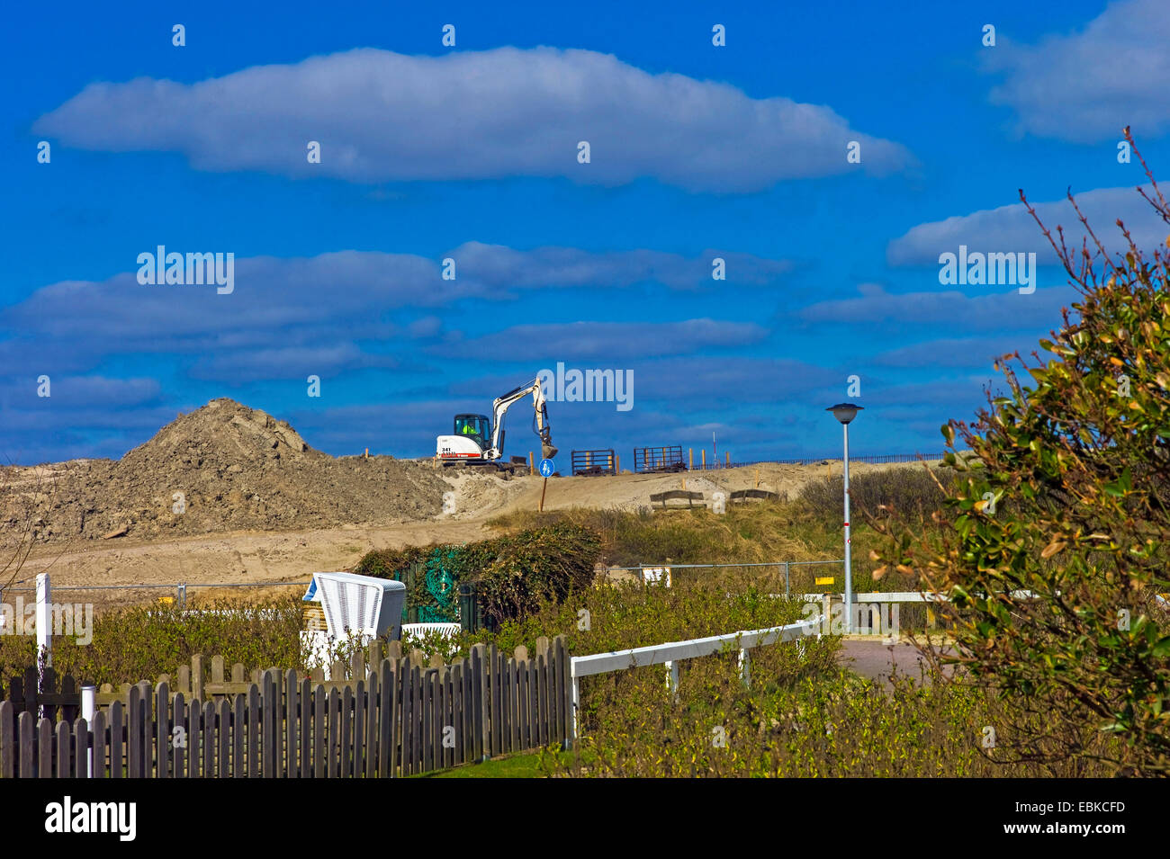 Schaufel Bagger auf einem Deich bei Küstenschutzmaßnahmen, Deutschland, Niedersachsen, Baltrum Stockfoto