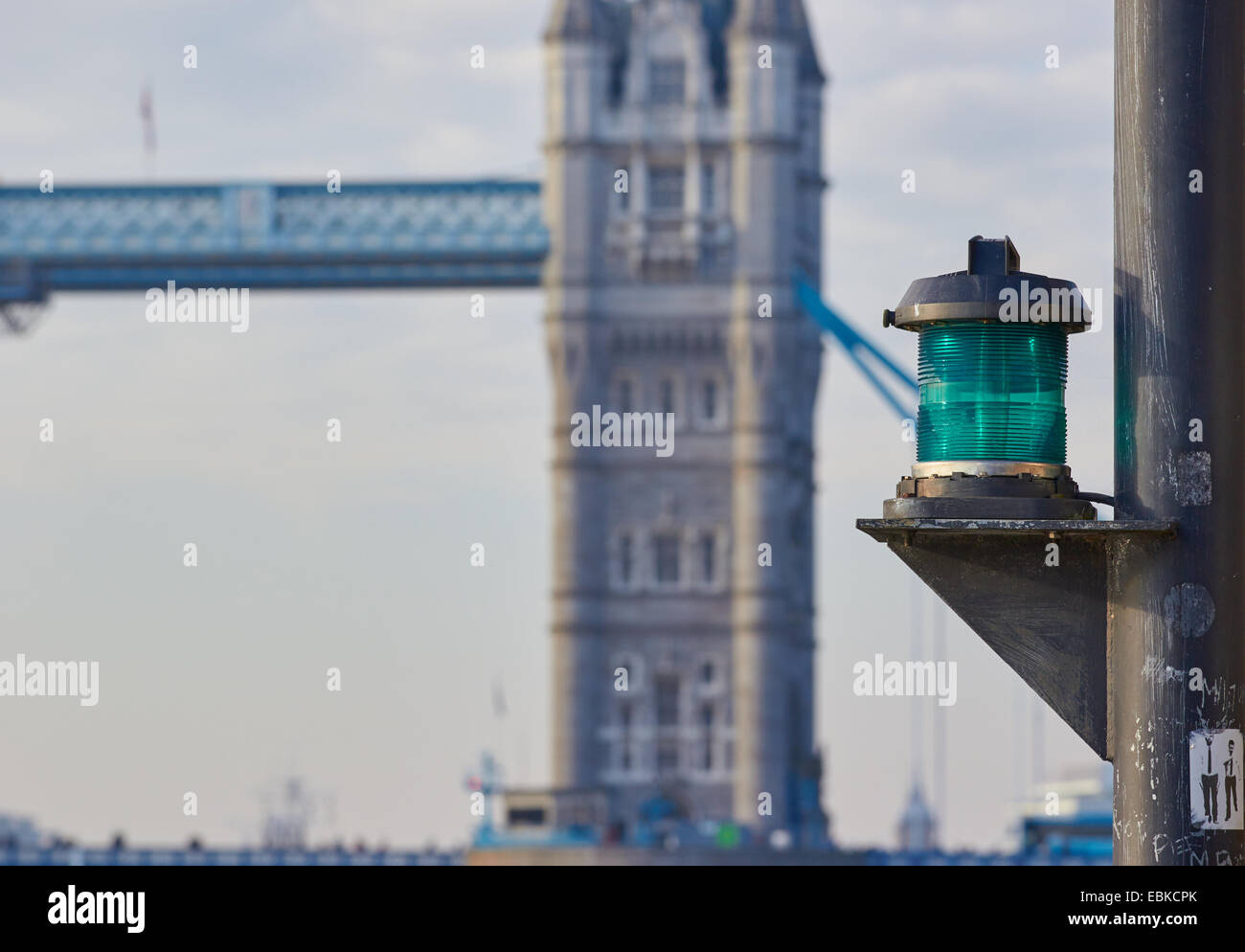 Grüne Kontrolllampe angeschlossen an einen Pfahl von der Themse in der Nähe von Tower Bridge East London England Europa Stockfoto