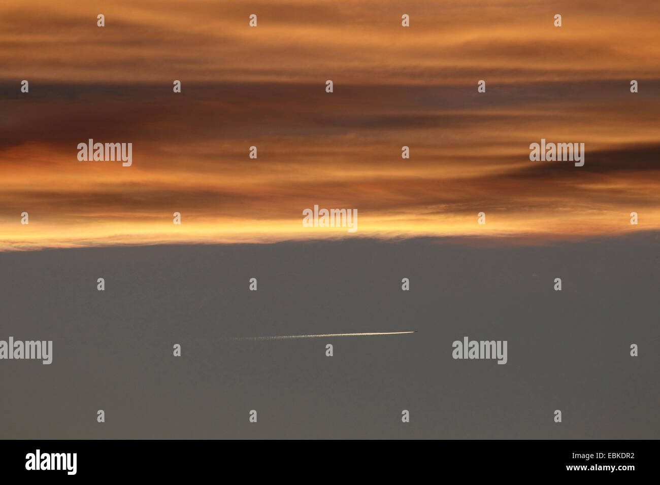 Sonnenuntergang mit Kondenswasser Spur eines Flugzeugs, Deutschland Stockfoto