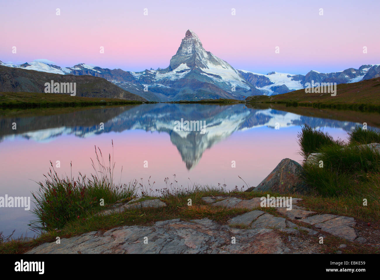 Matterhorn Spiegelung im See Stellisee, Schweiz, Wallis Stockfoto
