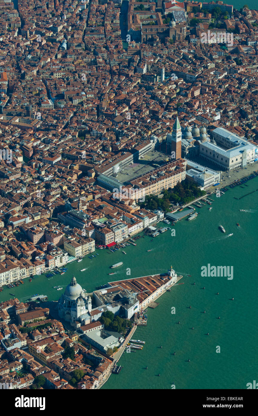 Luftaufnahme von Santa Maria della Salute Kirche und San Marco Piazza, Venedig, Italien, Europa Stockfoto